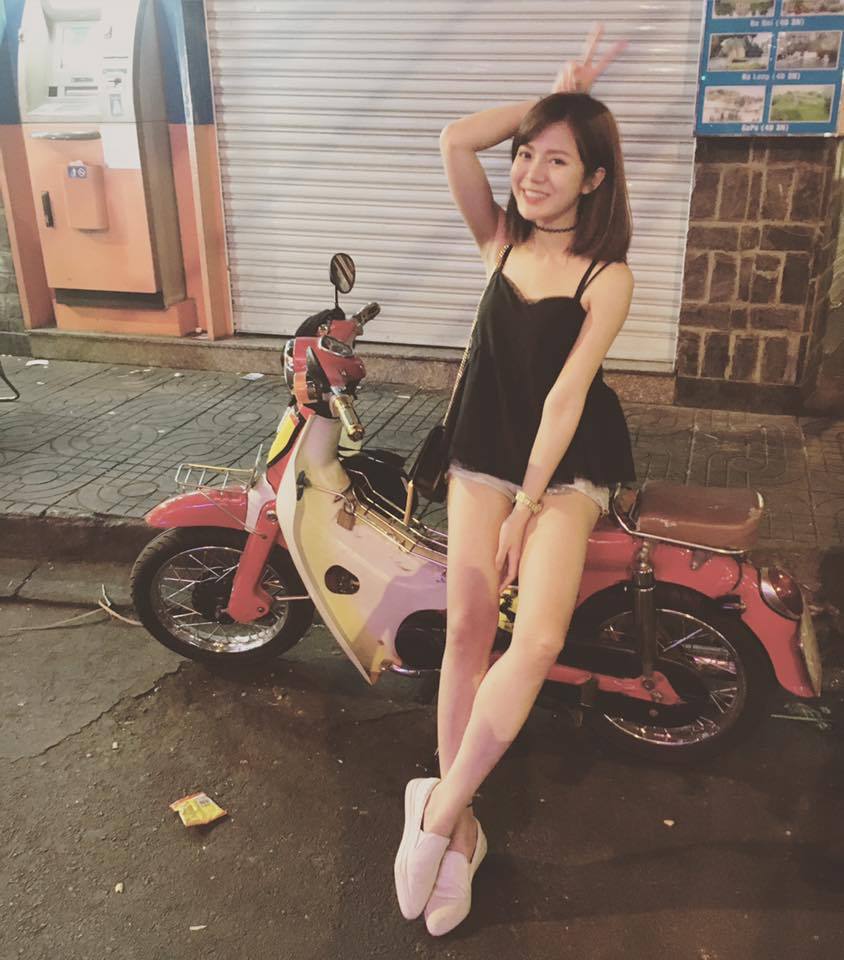 女孩迈开腿让男孩给她打扑克