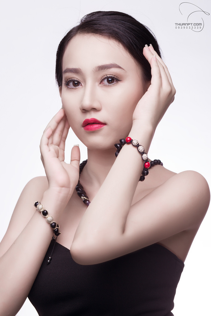 美女和帅哥亲吻