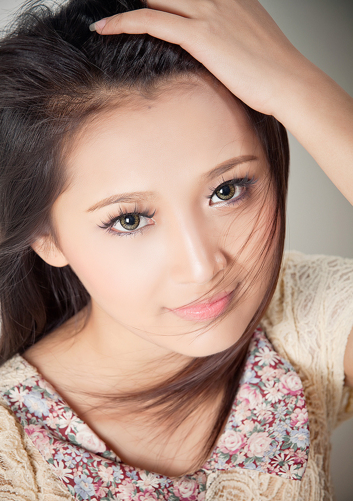 他揉捏她两乳不停呻吟小视频