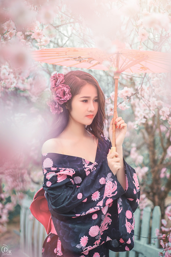 云缨站在桌子上给刘禅讲课